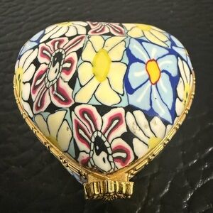 Trinket Treasure Box Heart PAINTED FLOWERS
Gold Trim